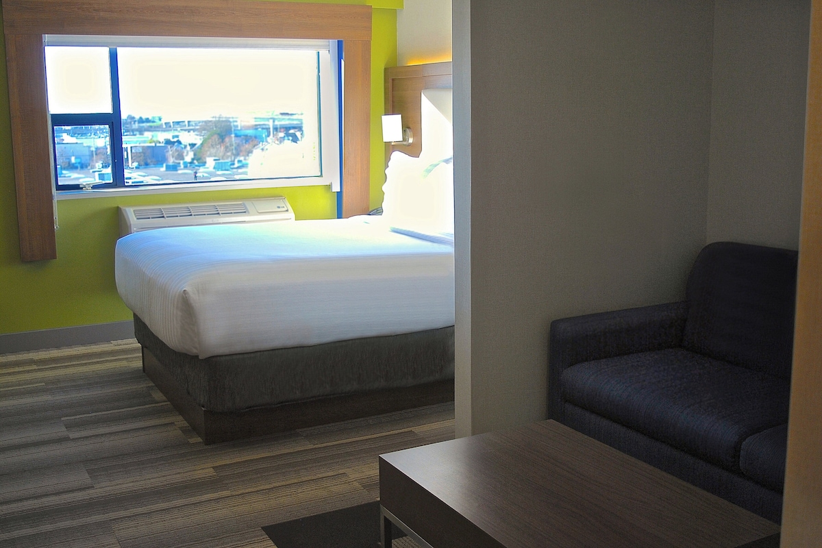 Standard Room, 1 Queen Bed with Sofa bed | In-room safe, desk, blackout drapes, soundproofing