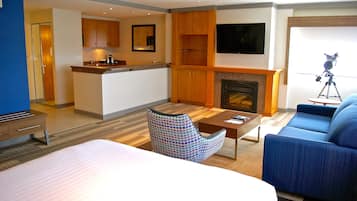 Suíte, 1 cama Queen | Cofres nos quartos, escrivaninha, cortinas blackout