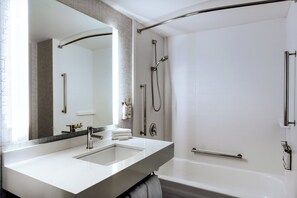 Bañera con ducha, artículos de tocador ecológicos, secador de pelo