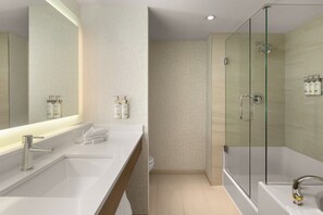 Suite, 1 queensize bed | Een kluis op de kamer, een bureau, verduisterende gordijnen
