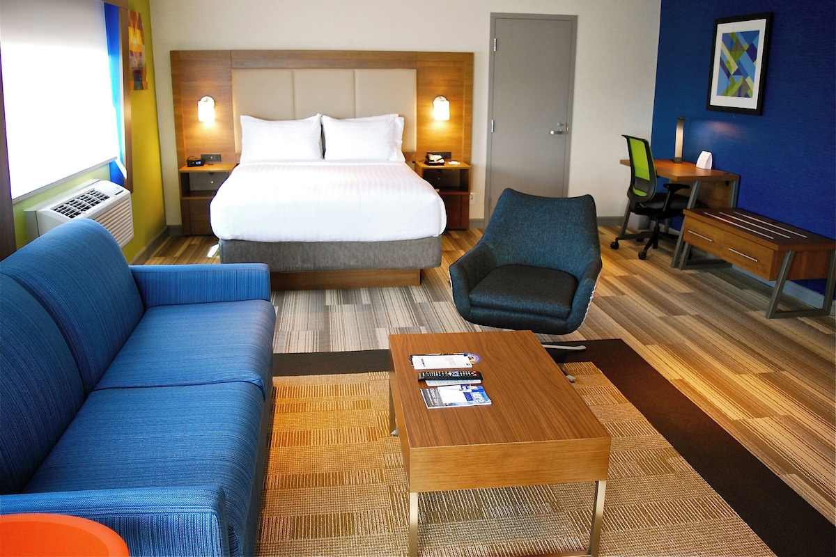 Suite, 1 Queen Bed | In-room safe, desk, blackout drapes, soundproofing