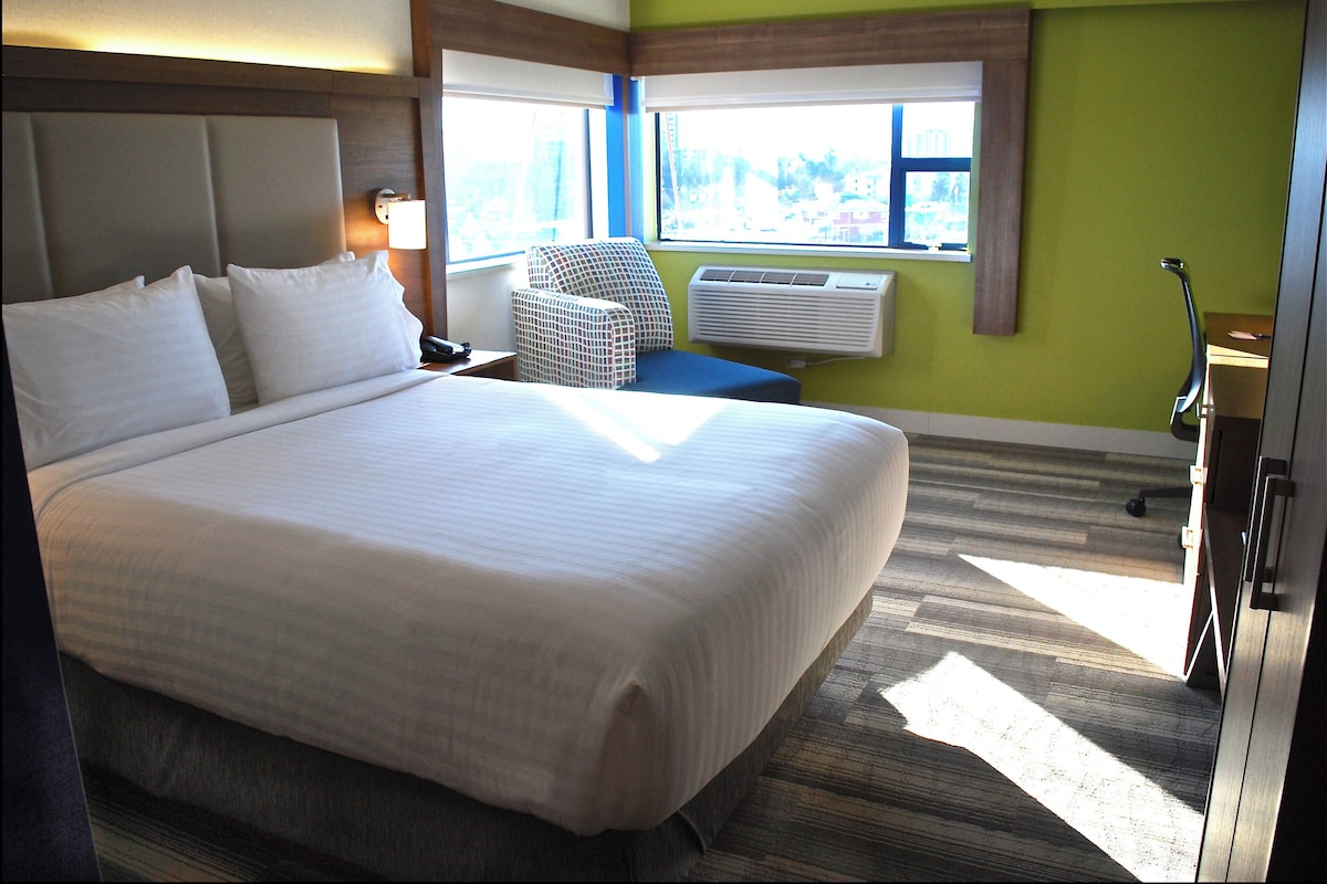 Standard Room, 1 Queen Bed, Corner | In-room safe, desk, blackout drapes, soundproofing