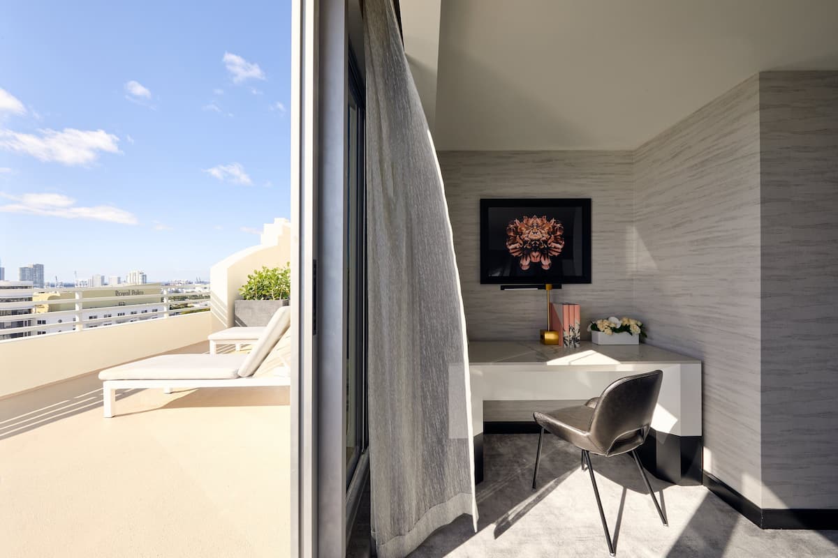 presidential studio suite, balcony, oceanfront | 1 bedroom, premium bedding, in-room safe, desk