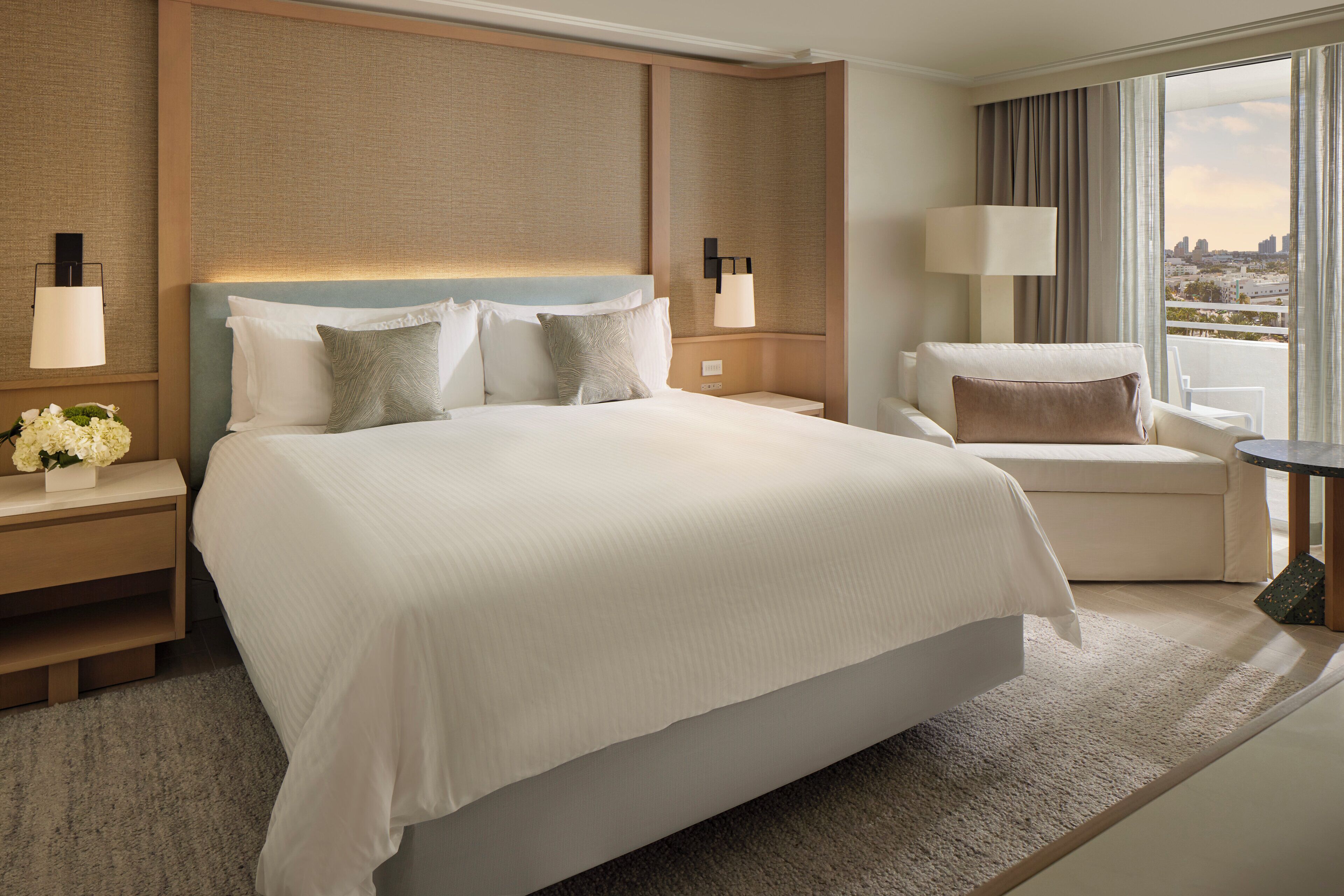 Quarto, 1 cama King e sofá-cama, vista para a cidade (Skyline View) | 1 quarto, roupas de cama premium, edredons de pluma, frigobar