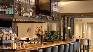 4 restaurants; breakfast, lunch, and dinner served