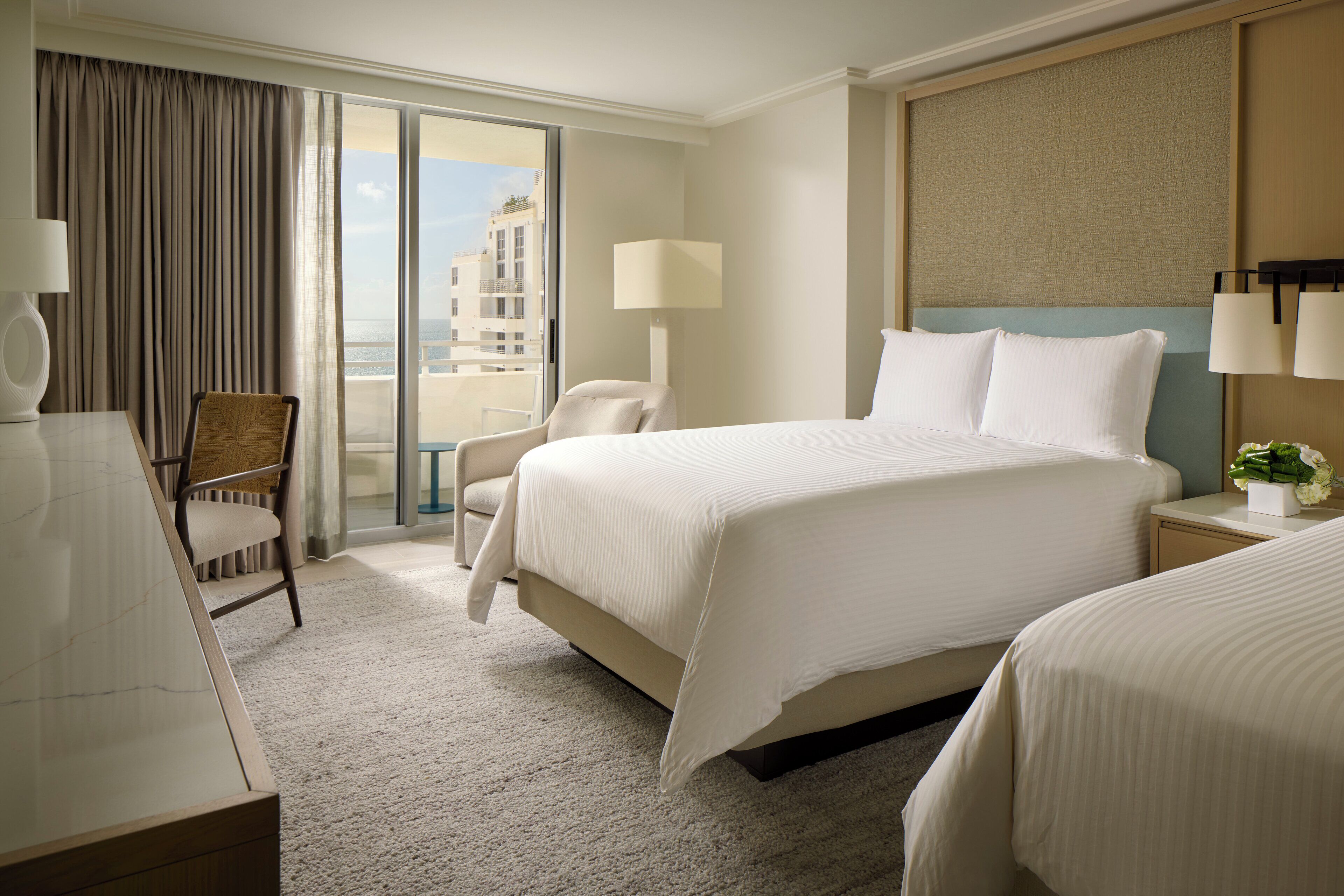 Habitación, 2 camas dobles, balcón, vistas al mar | 1 dormitorio, ropa de cama de alta calidad, edredones de plumas