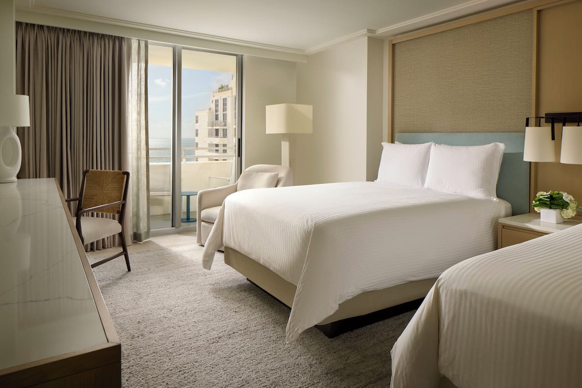 Habitación, 2 camas dobles, balcón, vistas al mar | 1 dormitorio, ropa de cama de alta calidad, edredones de plumas