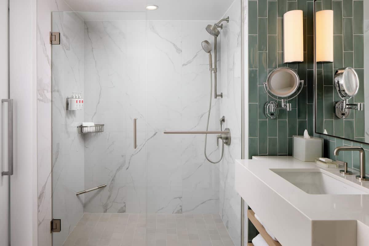 Artículos de higiene personal de diseño, secador de pelo y albornoces