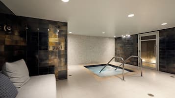 Espace de soins pour les couples, sauna, bain Ă remous, soins corporels