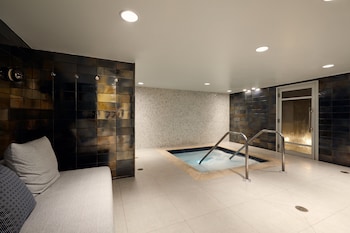 Couples treatment rooms, sauna, spa tub, body treatments, hydrotherapy at Loews Miami Beach Hotel – South Beach