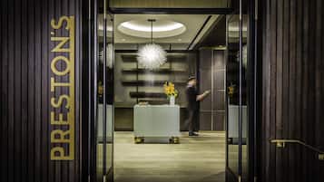 4 restaurants, spécialités Cuisine locale et internationale