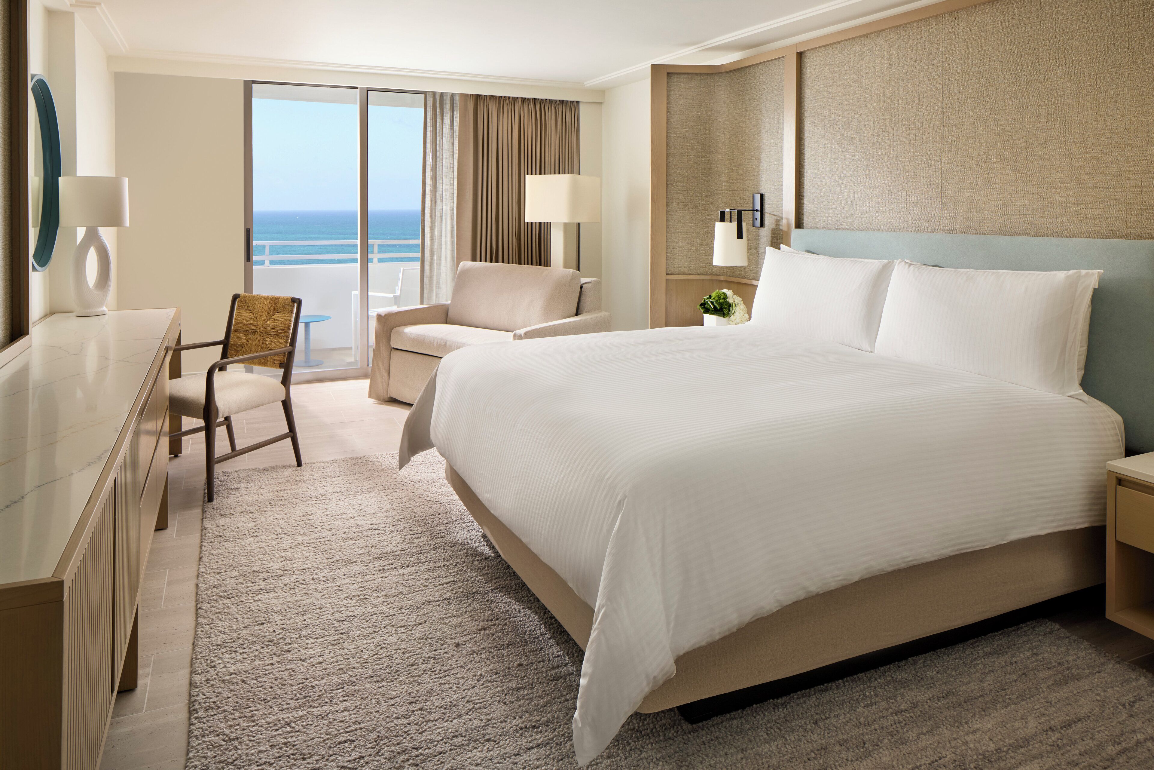 Zimmer, 1 King-Bett und Schlafsofa, Balkon, Meerseite | 1 Schlafzimmer, hochwertige Bettwaren, Daunenbettdecken, Zimmersafe