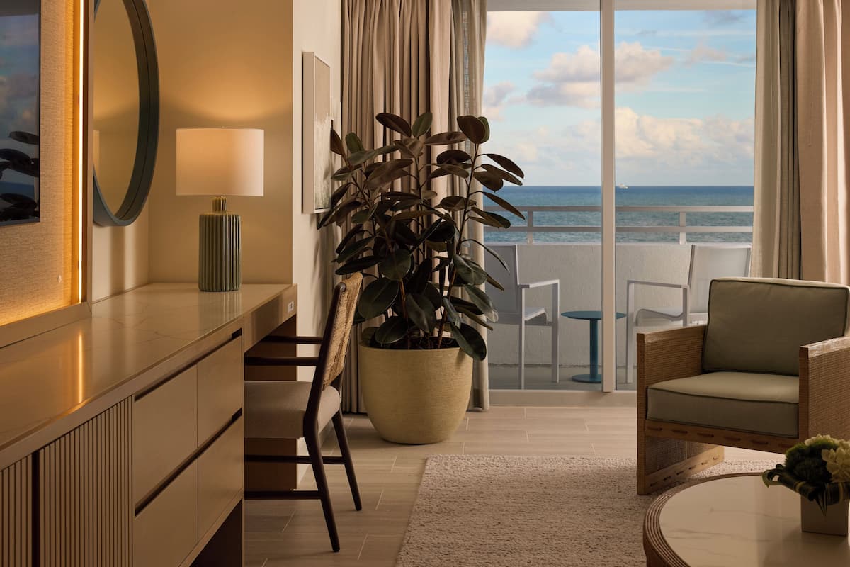 Habitación, 2 camas dobles, balcón, frente al mar | 1 dormitorio, ropa de cama de alta calidad, edredones de plumas