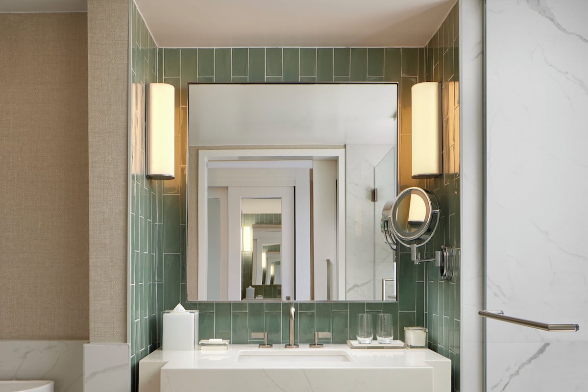 Artículos de higiene personal de diseño, secador de pelo y albornoces