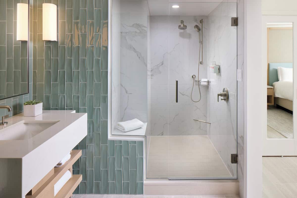 Suite, 1 King-Bett, Balkon, Meerseite | Badezimmer