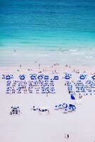 En la playa, arena blanca, toallas de playa