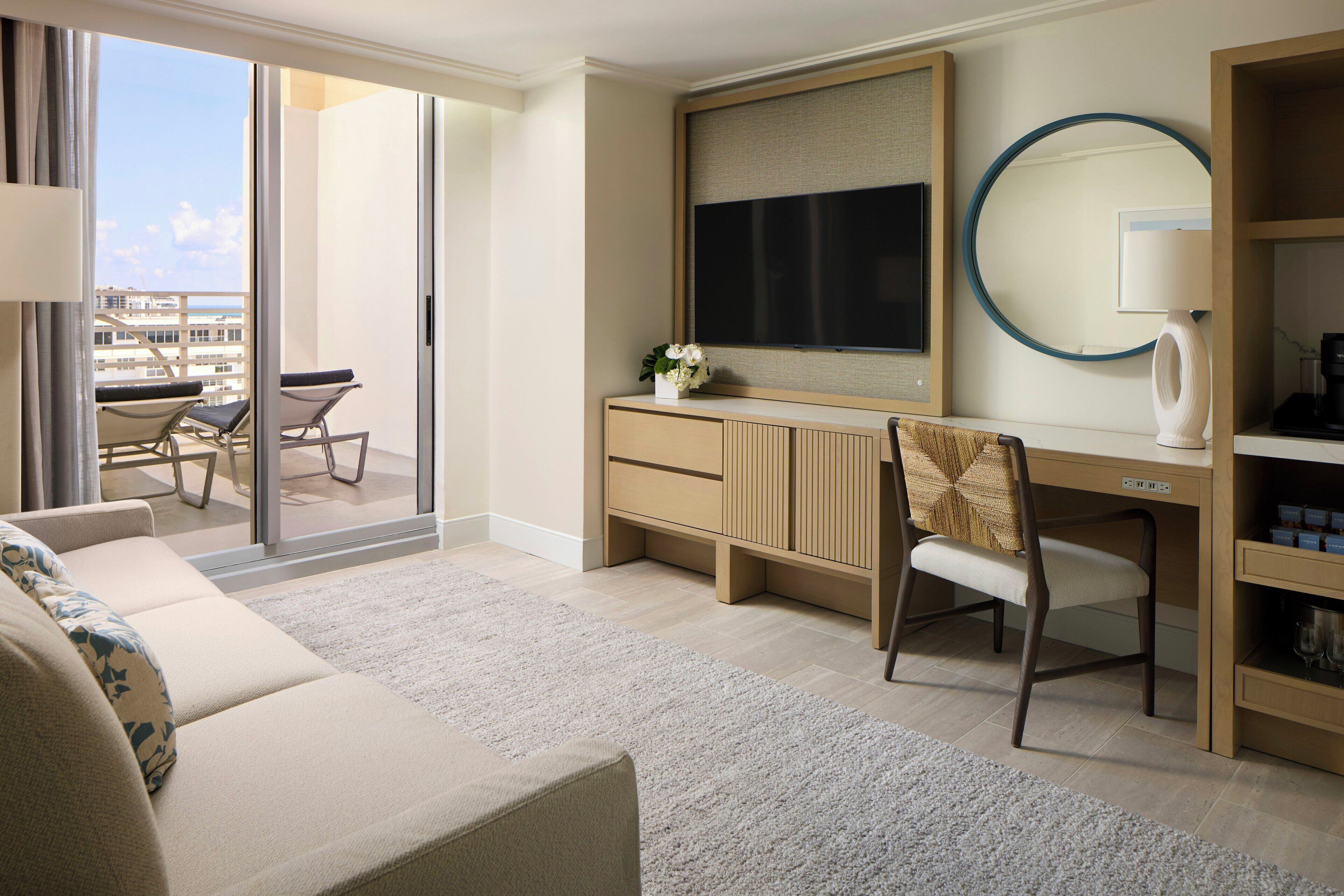 Suite, 1 habitación, balcón, vista parcial al océano | Playa | En la playa, playa de arena blanca y toallas de playa 