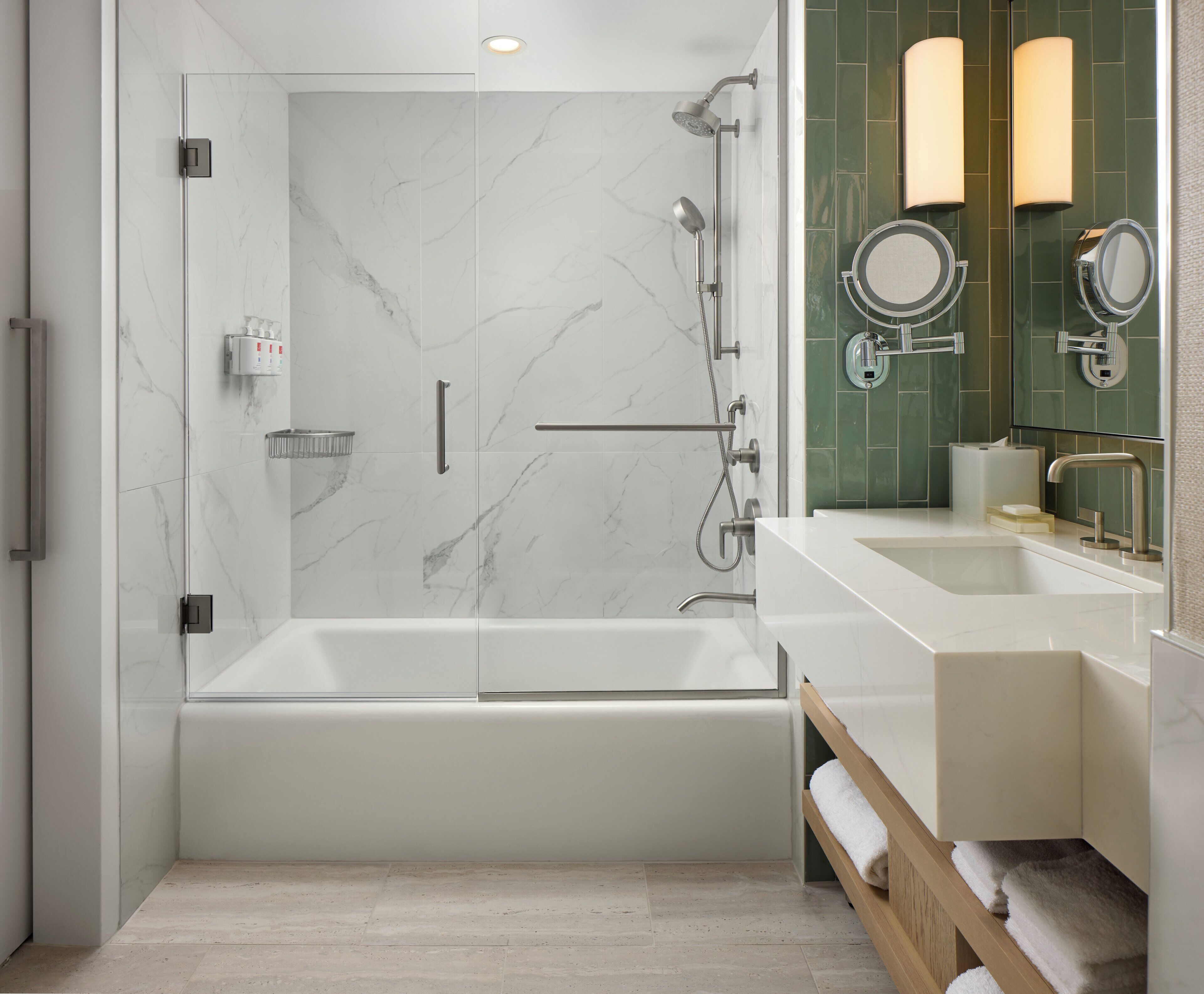 Amenidades de baño de diseñador, secadora de cabello, batas, pantuflas 