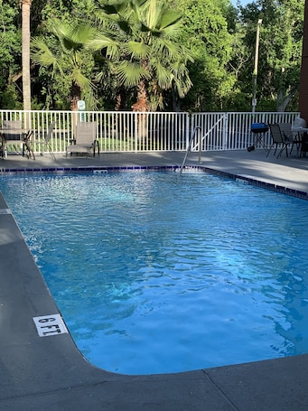 Una piscina al aire libre
