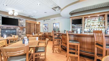 Melayani sarapan, makan siang, makan malam; sajian masakan Amerika