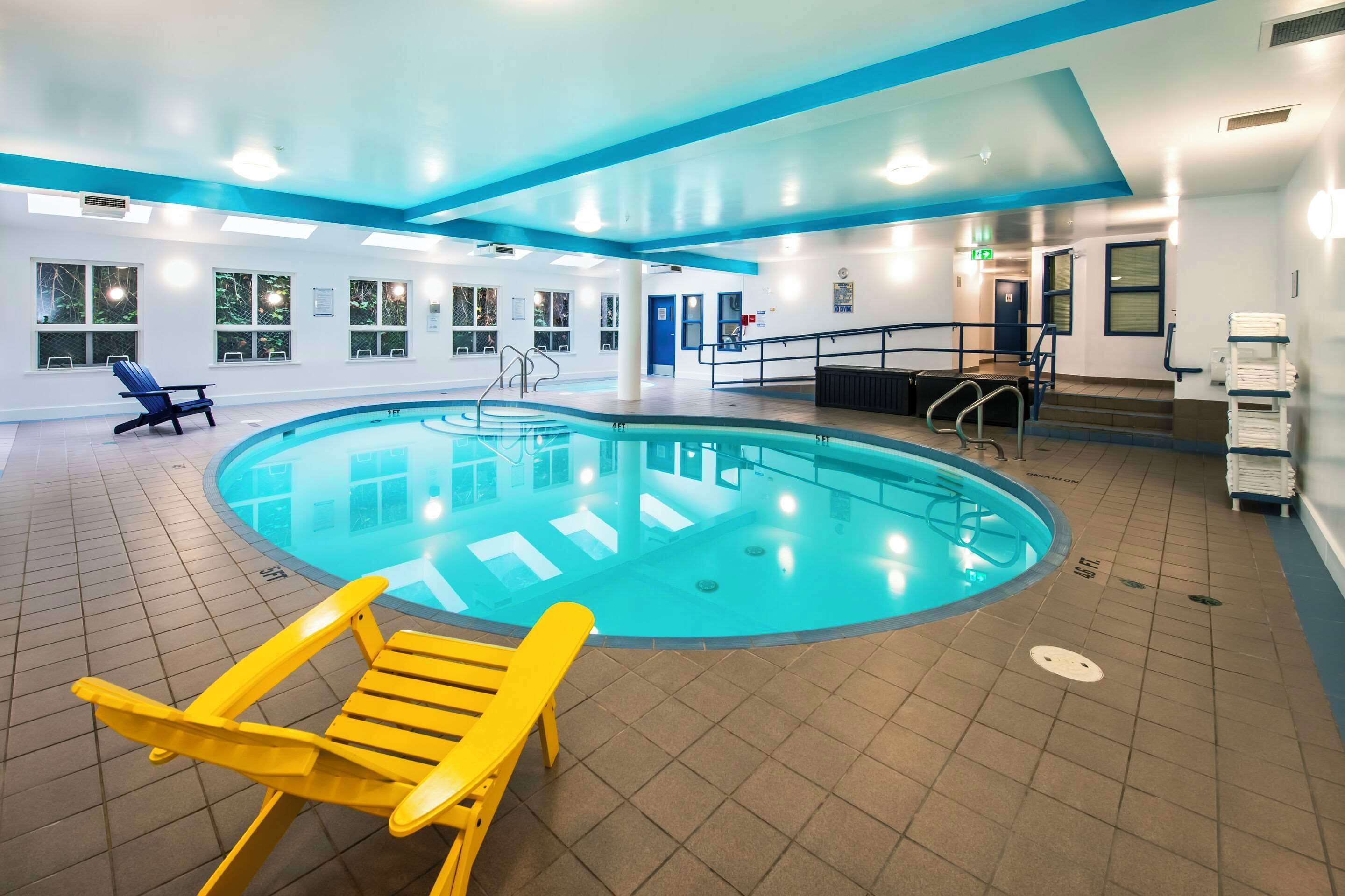 Piscine couverte, chaises longues