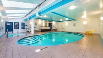 Inomhuspool och solstolar