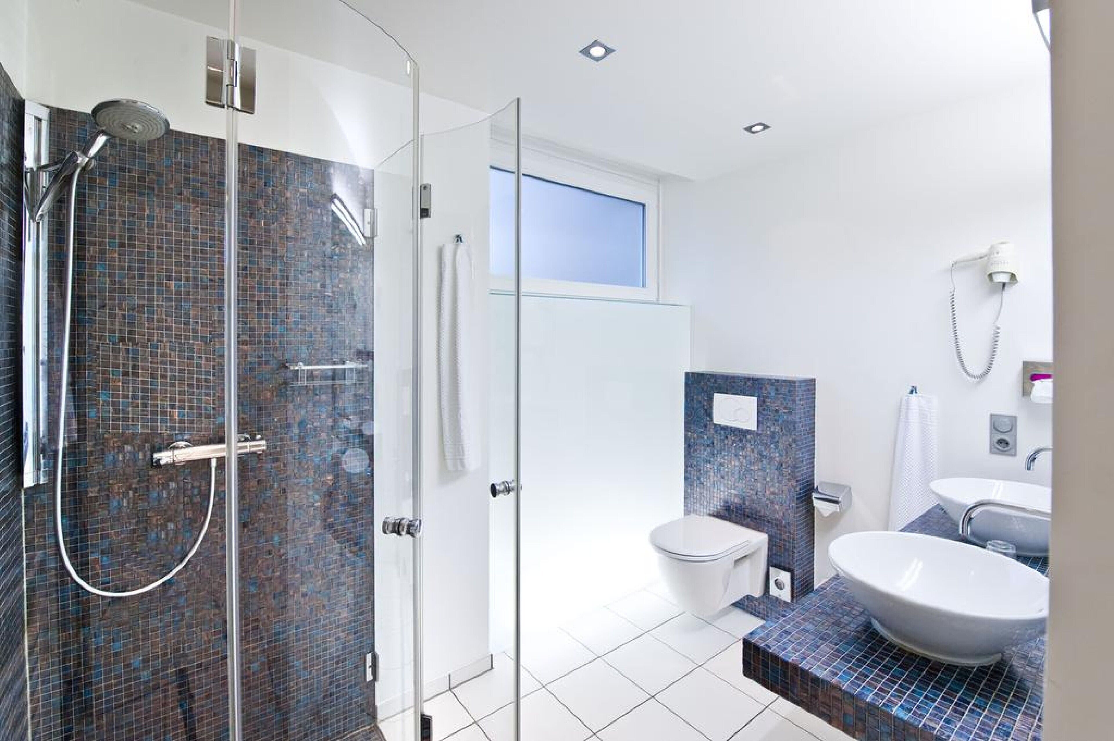 shower, free toiletries, hair dryer, towels