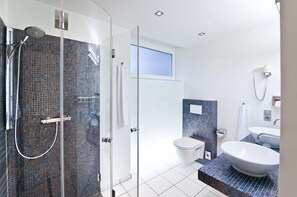 Shower, free toiletries, hair dryer, towels - Ringhotel Ahrensburg (Ahrensburg)