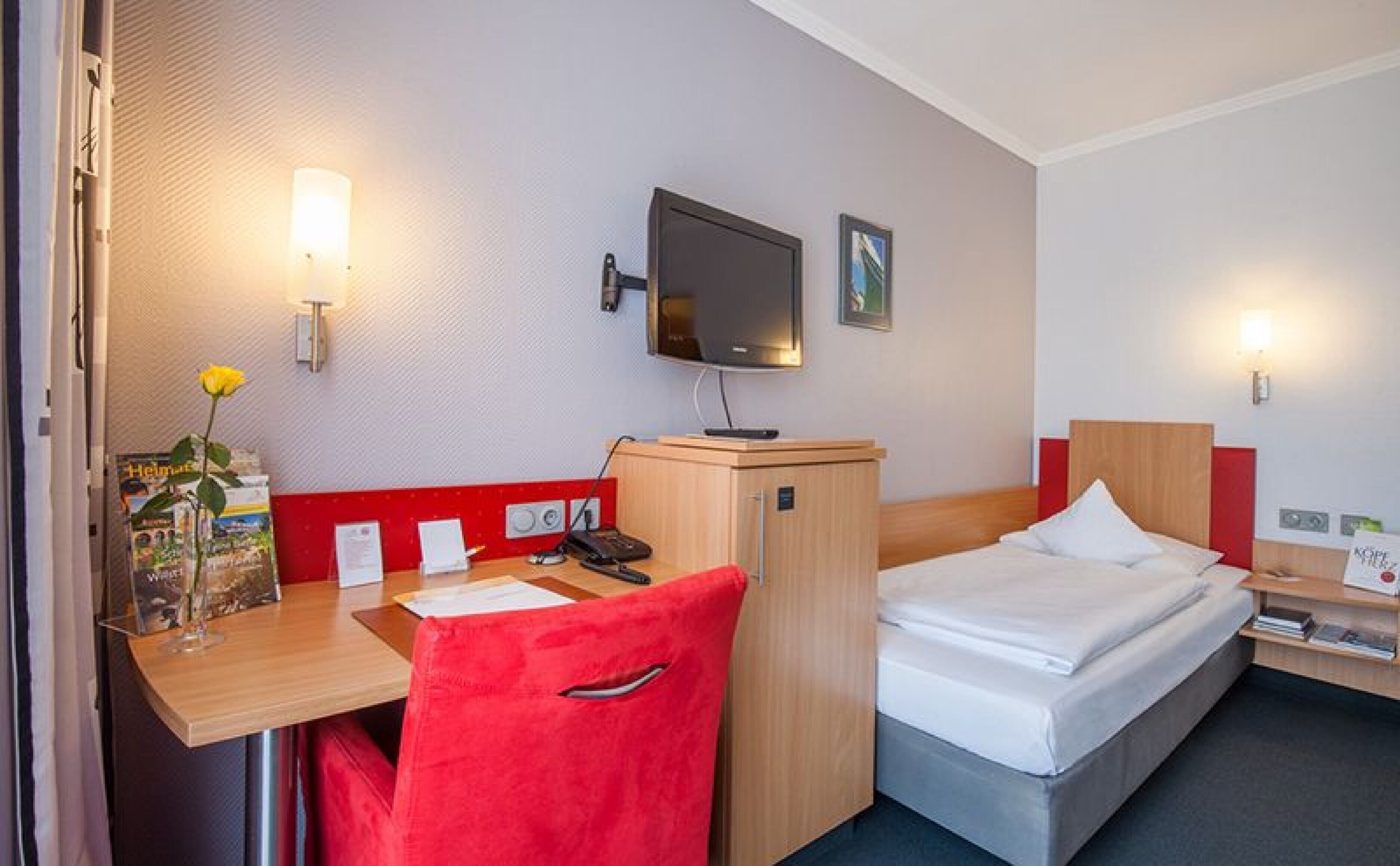 standard single room | hypo-allergenic bedding, minibar, in-room safe, desk