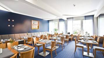 Café da manhã com buffet diário (EUR 9.5 por pessoa)