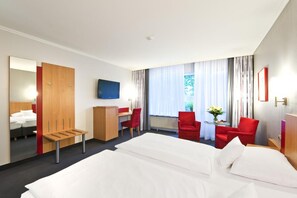 Hypo-allergenic bedding, minibar, in-room safe, desk - Ringhotel Ahrensburg (Ahrensburg)