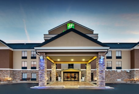 Exterior. Holiday Inn Express & Suites - Interstate 380 at 33rd Avenue by IHG
