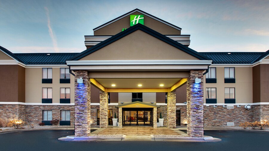Holiday Inn Express & Suites - Interstate 380 at 33rd Avenue by IHG