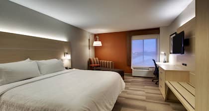Holiday Inn Express & Suites - Interstate 380 at 33rd Avenue by IHG