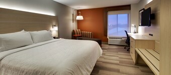 Holiday Inn Express & Suites - Interstate 380 at 33rd Avenue by IHG