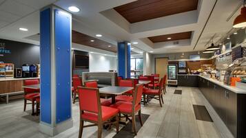 Café da manhã com buffet grátis todos os dias