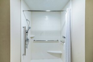Articles de toilette gratuits, sèche-cheveux, serviettes fournies, savon