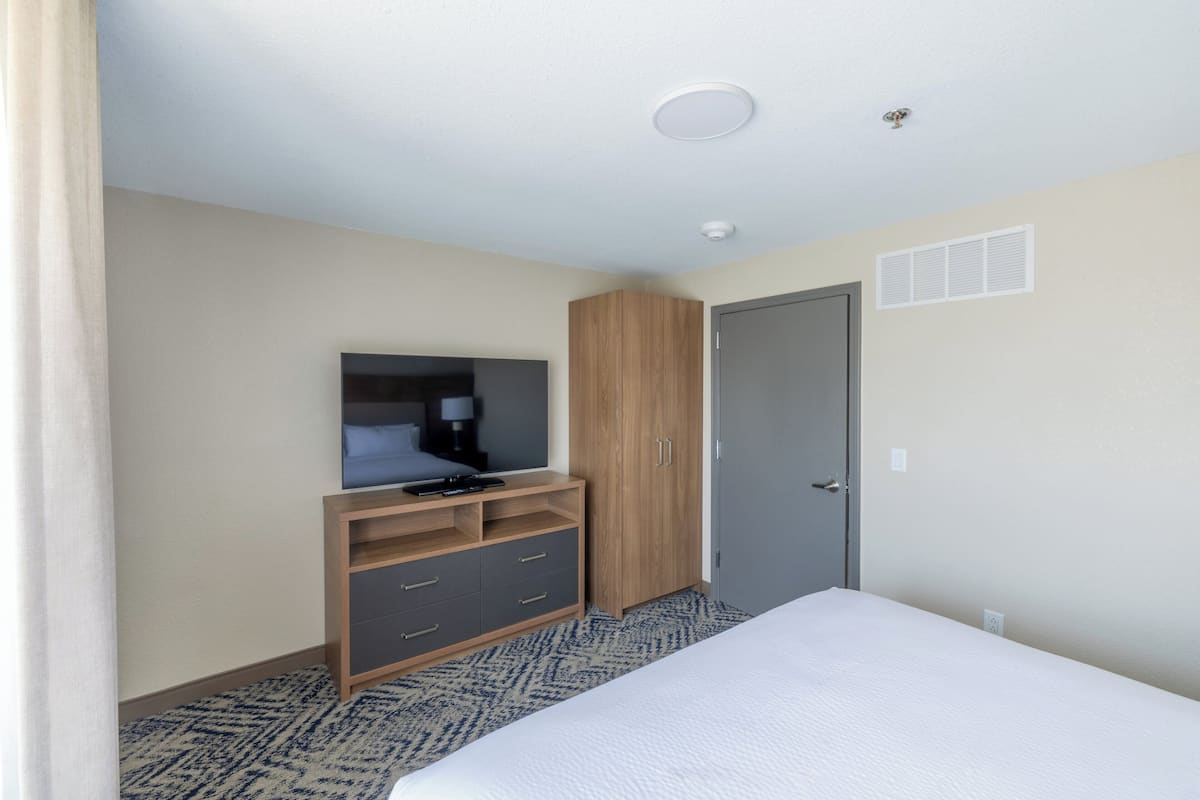 Suite, 1 Bedroom | Desk, laptop workspace, blackout drapes, iron/ironing board