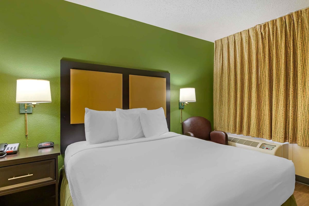Studio, 1 Queen Bed, Non Smoking | Desk, iron/ironing board, free WiFi