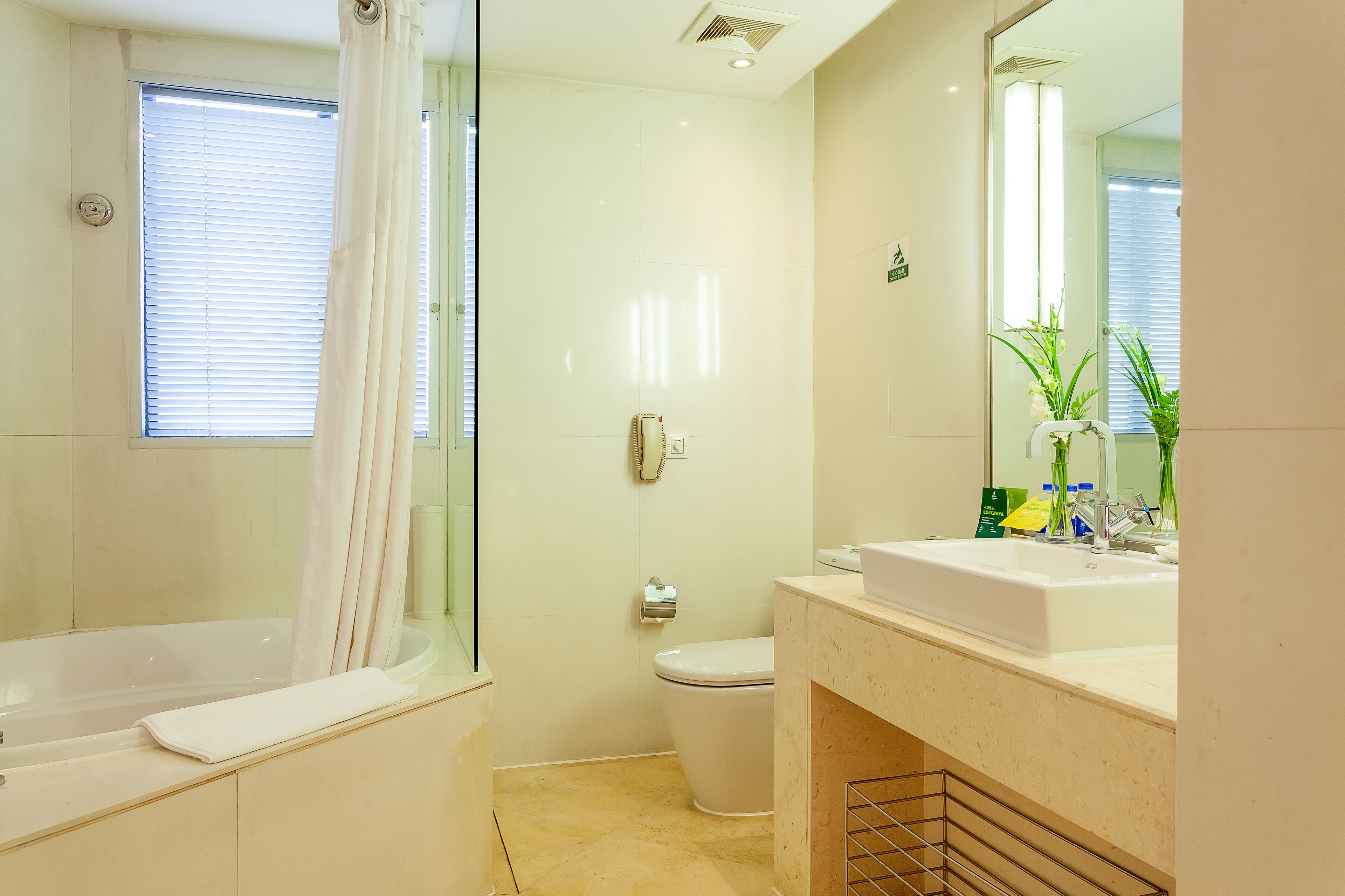 Un baño moderno con bañera, inodoro y lavamanos.