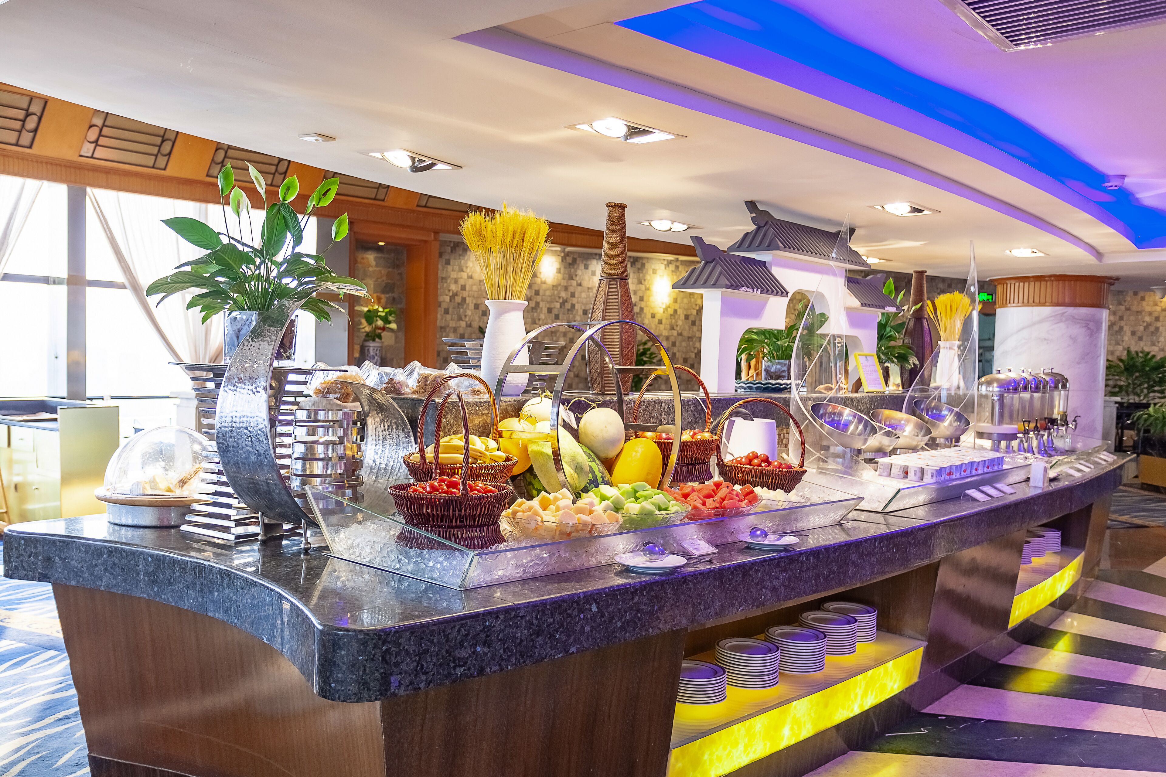 daily buffet breakfast (cny 98 per person)