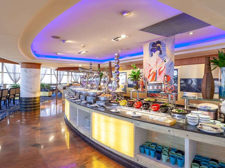 Daily buffet breakfast (CNY 98 per person)