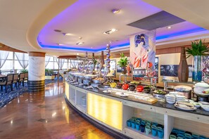 Daily buffet breakfast (CNY 98 per person)