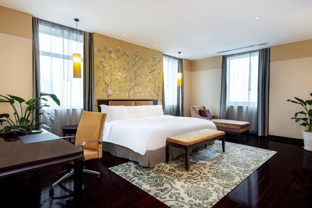 Suite, 2 Bedrooms, Accessible Bathtub, Club Lounge Access (Living Lounge Access) | Minibar, in-room safe, desk, iron/ironing board (on request)