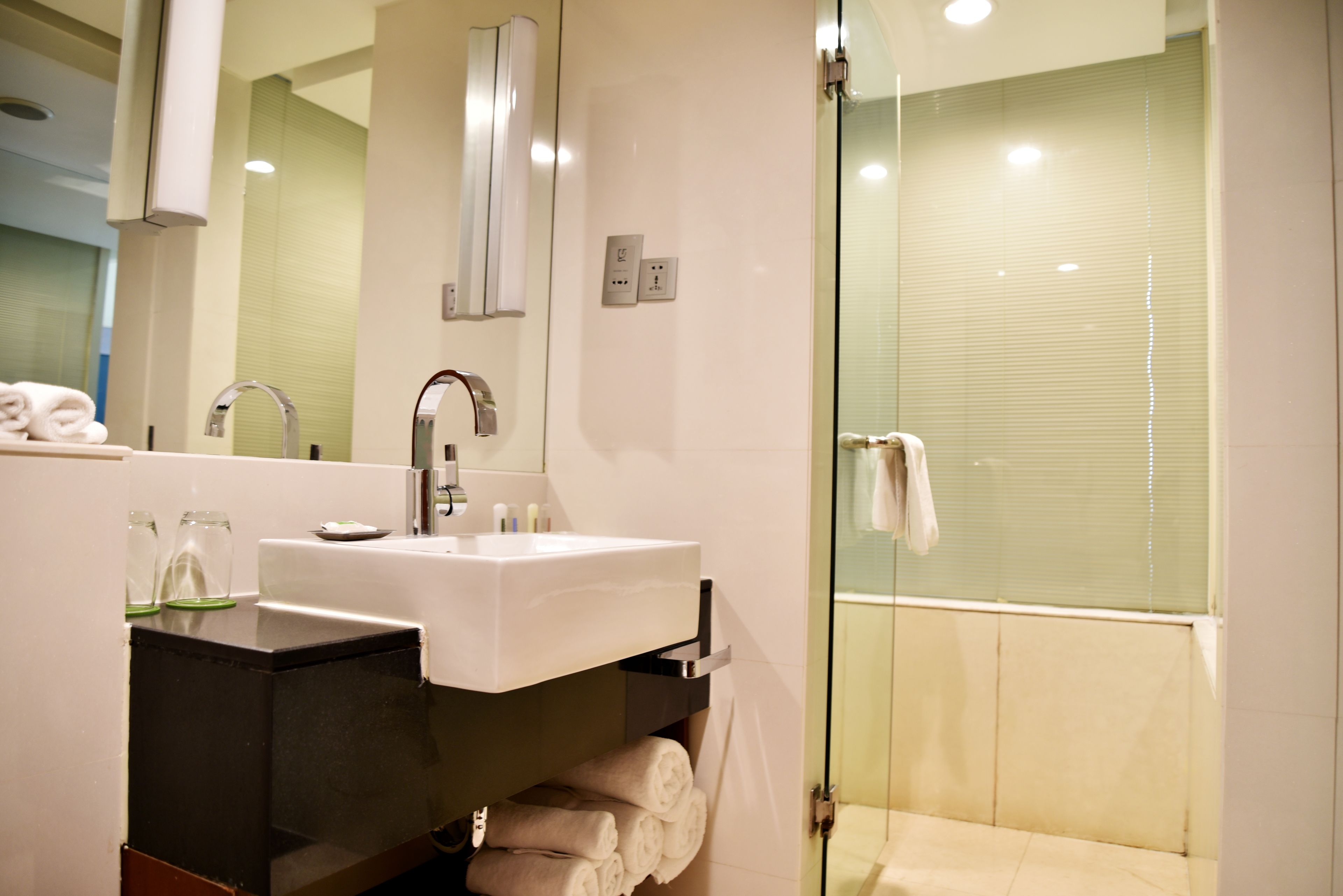 combined shower/bathtub, hair dryer, bathrobes, slippers