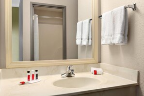 Tina con regadera, amenidades de baño gratuitas, toallas 