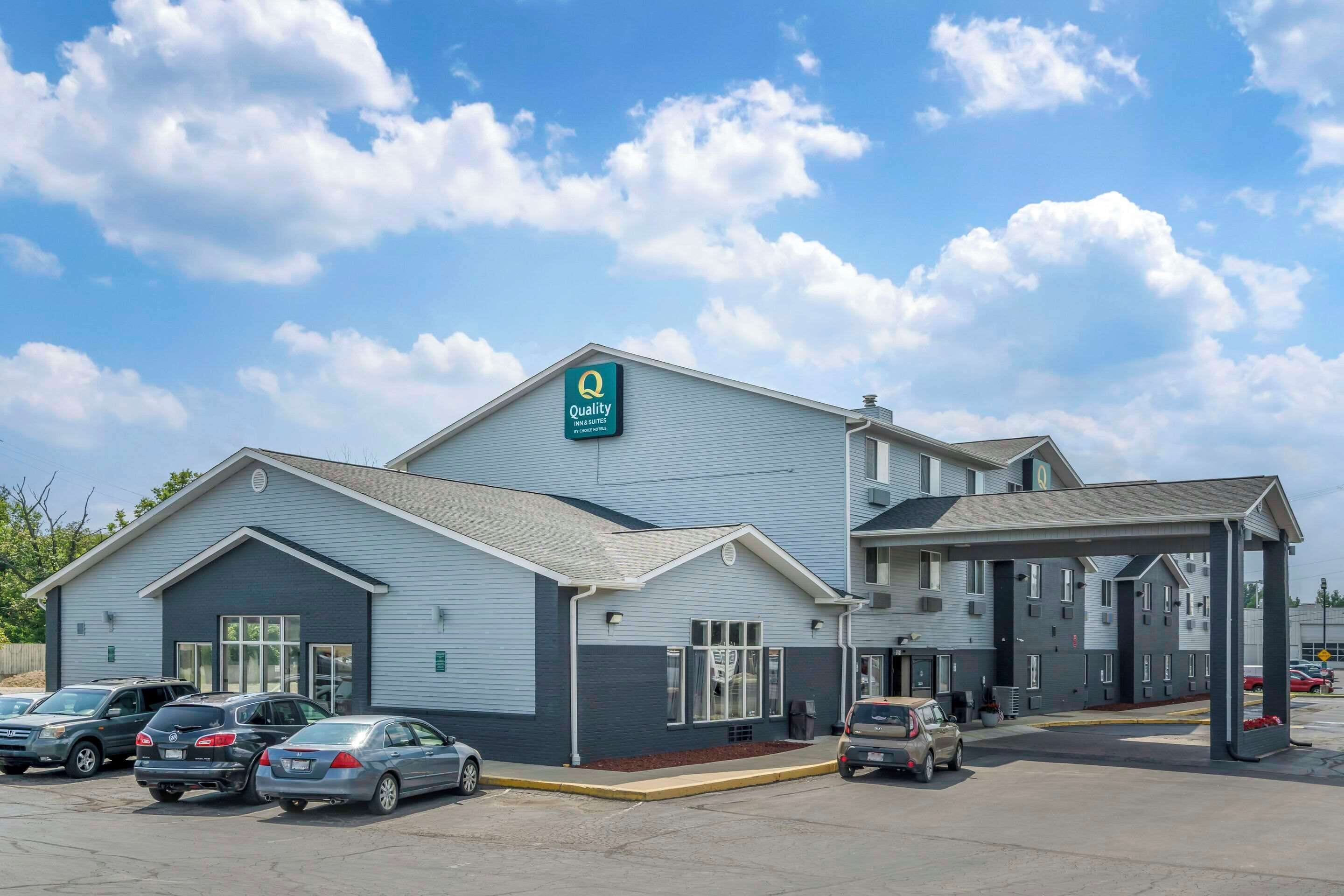 Un bâtiment de la chaîne Q Inn & Suites, doté d’un parking et d’un espace extérieur abrité.
