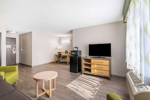 Premium bedding, desk, blackout curtains, iron/ironing board - Quality Inn & Suites Delaware South (Delaware)