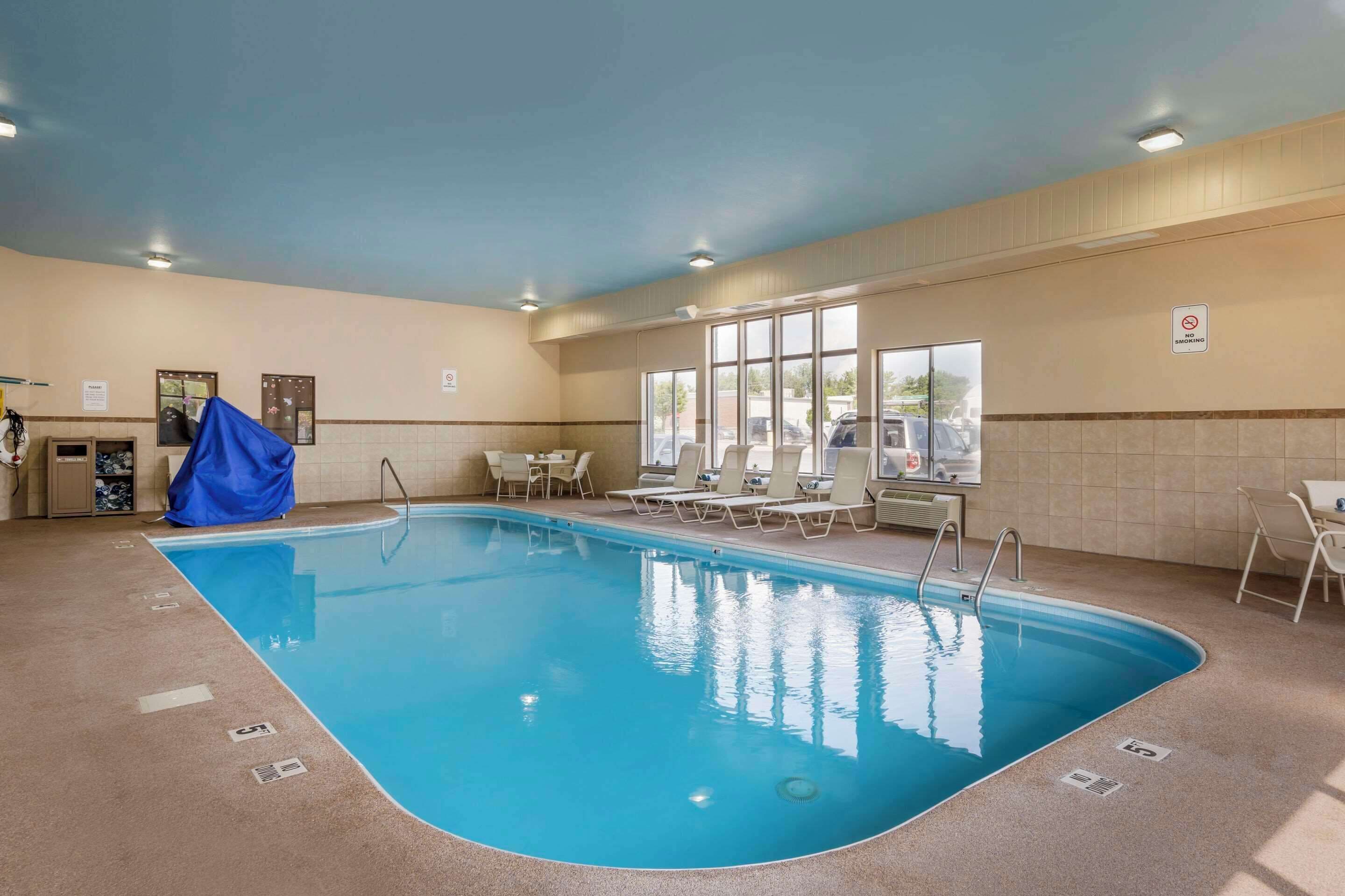 Sisäuima-allas avoinna 8.00–21.30, aurinkotuoleja