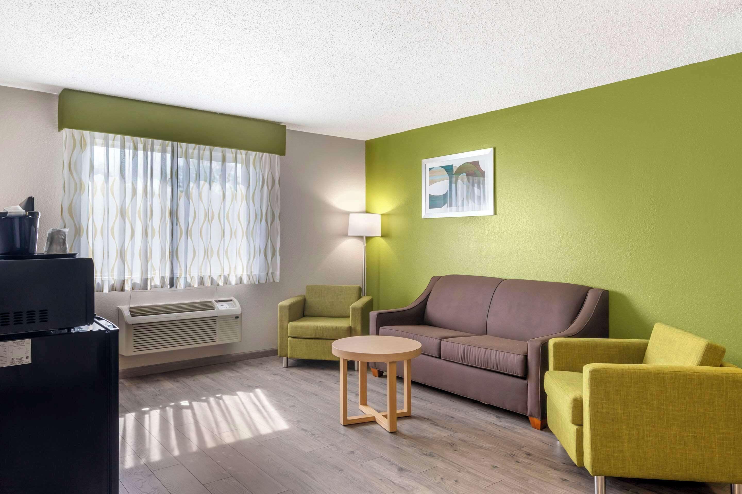 Hochwertige Bettwaren, Schreibtisch, Verdunkelungsvorhänge